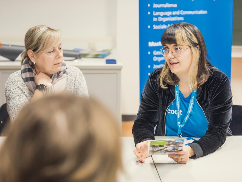 Vertreter der Hochschule während einer Beratung Interessierter.