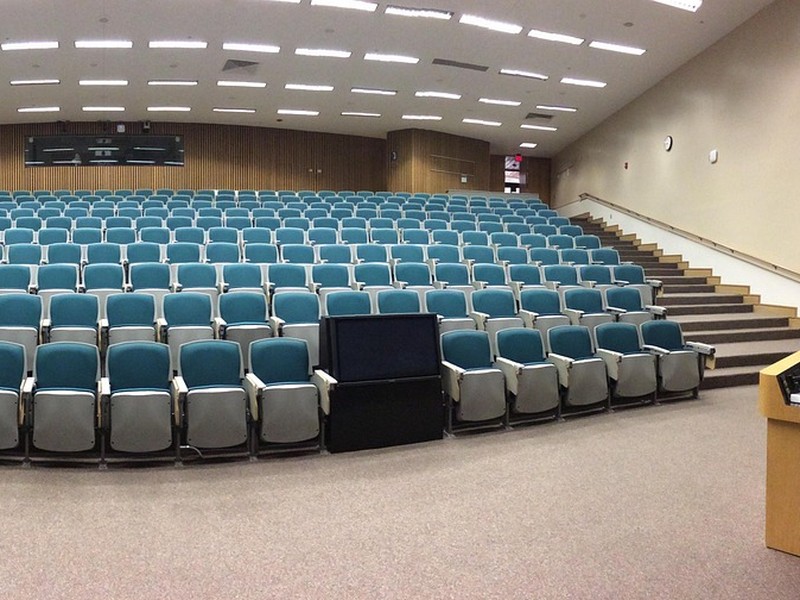 Hörsaal der Hochschule mit Blick auf die Sitzplätze und Treppe.