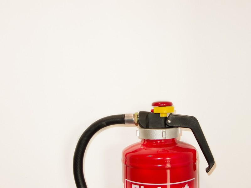 Oberer Teil eines Feuerlöschers.