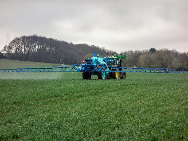 Landwirtschaftsfahrzeug beim Bewässern eines Feldes.