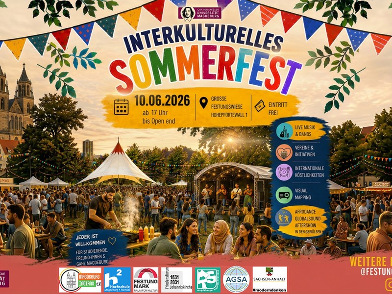 Plakat zum Interkulturellen Sommerfest mit Informationen zu Datum, Uhrzeit und Veranstaltungsort sowie einer Illustration eines gut besuchten Festivalgeländes mit Bühne, Ständen und Besuchenden.