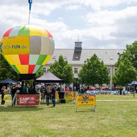 Ballon am Kran