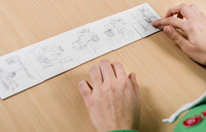 Foto einer Person beim Lesen einer grafischen Anleitung.