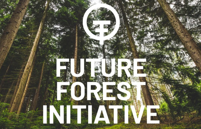 Grafik zur Future Forest Initiative mit Waldhintergrund.