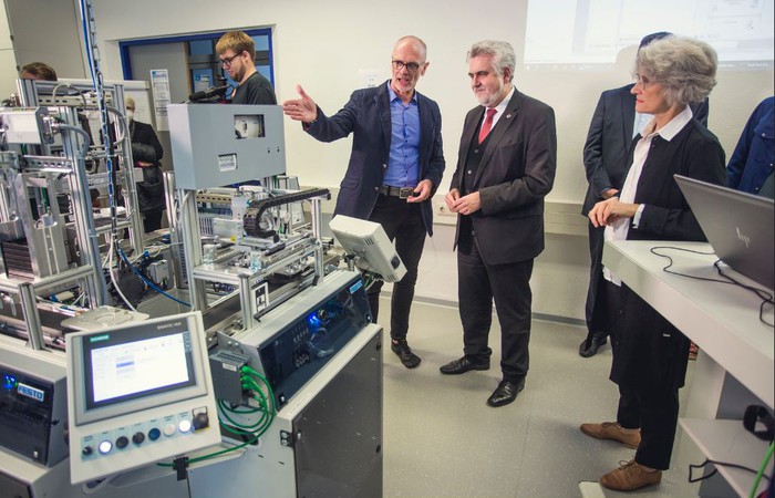 Einweihung des Mechatroniklabors mit Vetreter:innen der Hochschule und dem Wissenschaftsminister.