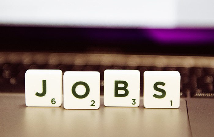 Scrabble-Steine, die das Wort "Jobs" zeigen.