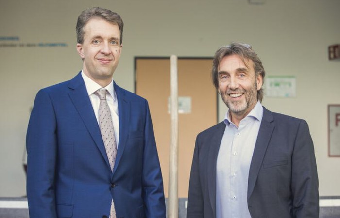Daniel Hesse mit seinem Doktorvater und Leiter des Promotionszentrums Prof. Dr.-Ing. Bernd Ettmer.