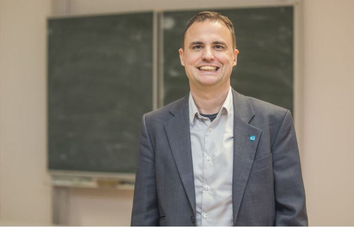 Foto des Lehrenden Prof. Dr. Jens-Martin Loebel.