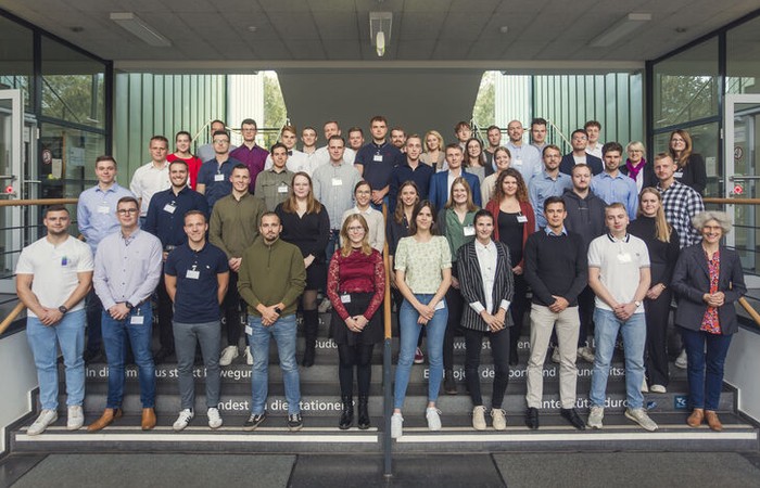 Gruppenfoto von Stipendiat:innen im Hörsaalzentrum.