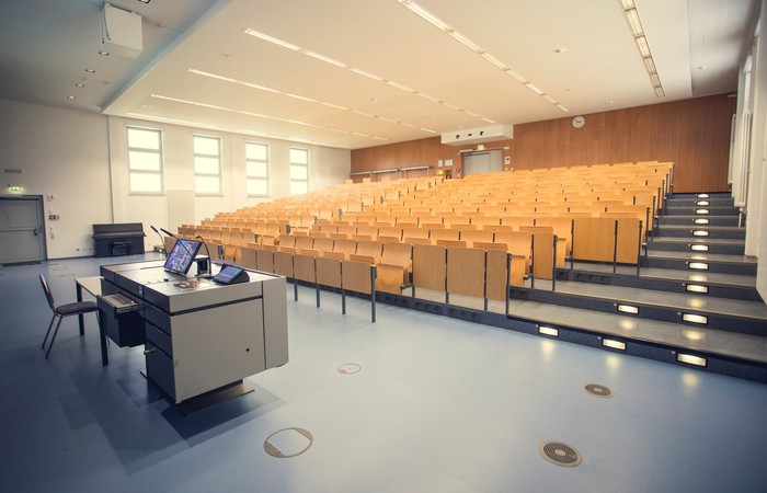 Foto eines Hörsaals am Campus.