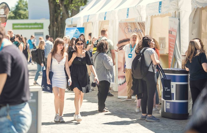 Besucher an Ständen bei der Firmenkontaktmesse.