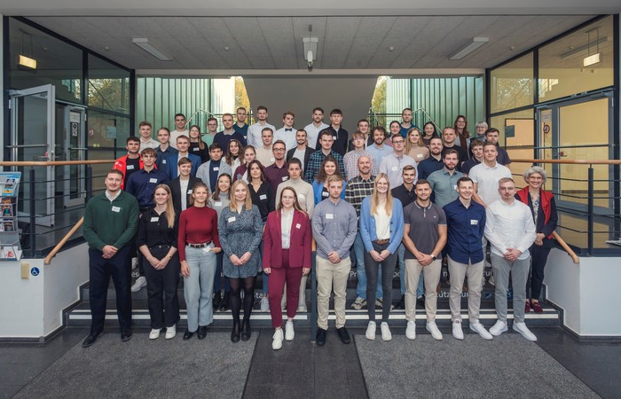 Gruppenbild der Studierenden mit Deutschlandsstipendien in Hörsaalzentrum auf dem Campus Magdeburg.