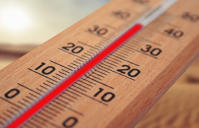 Foto eines Thermometers mit hoher Temperaturanzeige.
