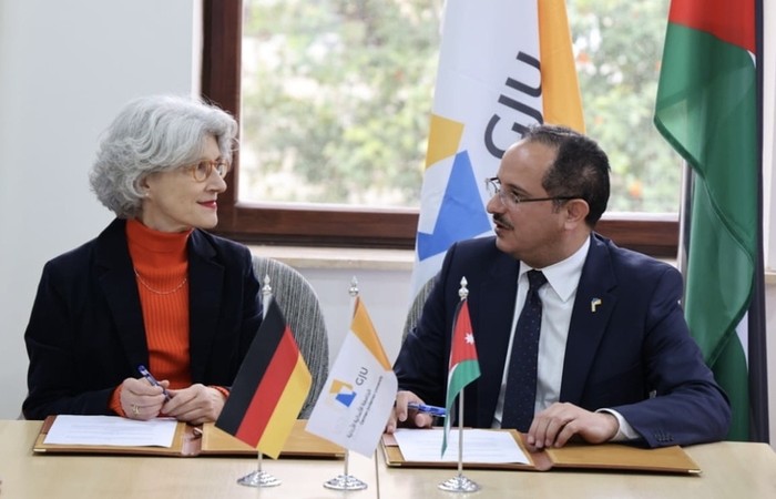 President Ala’aldeen Al-Halhouli und Rektorin Manuela Schwartz bei der Unterzeichnung.