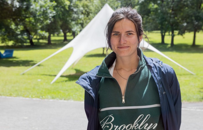 Foto der Stipendiat:in Nina Krebs auf dem Campus.