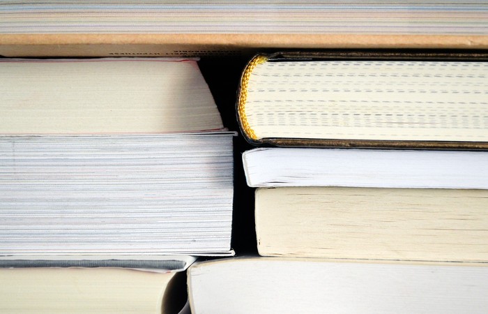 Nahaufnahme eines Bücherstapels.