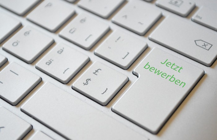 Foto einer Tastatur mit Knopf "Jetzt bewerben".