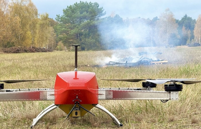 Foto der Löschdrone im Einsatz auf einem Feld.