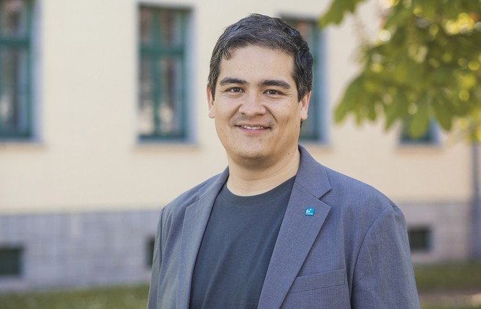 Foto von Mitarbeiter Prof. Dr.-Ing. Sebastian von Enzberg auf dem Campus.