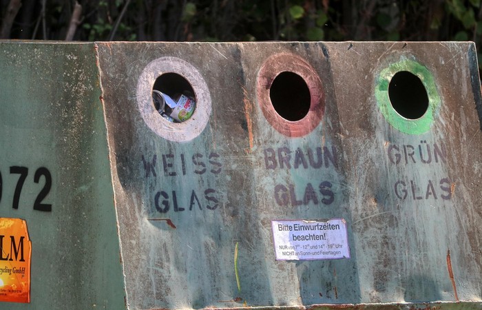 Foto eines Altglascontainers,