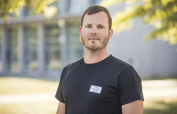 Foto von Absolvent Sebastian Thim auf dem Campus.