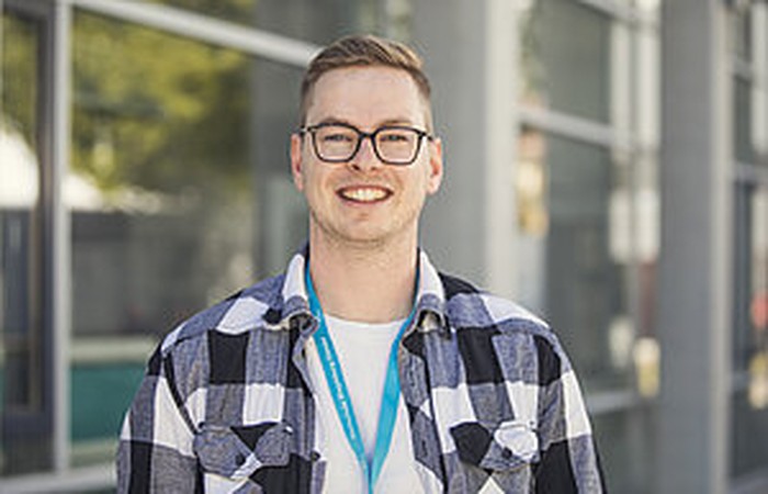 Foto von Absolvent Niklas Simon auf dem Campus.