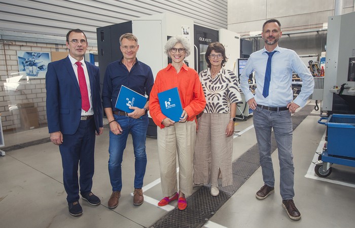 Dekan Prof. Dr.-Ing. Christian-Toralf Weber, Burkhardt Lange, Schulleiter, Rektorin Prof. Dr. Manuela Schwartz, Christiana Hesse, Fachbetreuerin Metalltechnik an der BBS und Prof. Dr.-Ing. Konrad Steindorff in der Laborhalle des Maschinenbau.