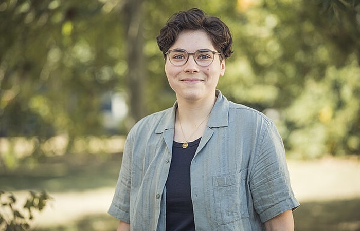 Foto von Absolvent:in Katja Makoben auf dem Campus.