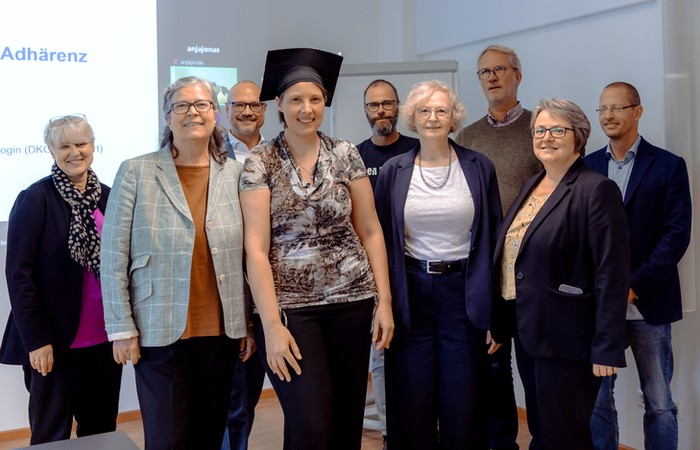 Dr. Janine Jänisch nach erfolgreicher Promotion mit ihren Betreuerinnen Prof. Dr. Gabriele Helga Franke und Prof. Dr. Melanie Jagla-Franke sowie der Promotionskommission an der Hochschule Magdeburg-Stendal.