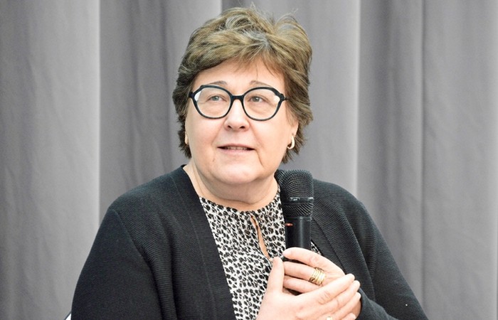 Foto von der Ministerin für Arbeit, Soziales, Gesundheit und Gleichstellung während einer Rede beim Fachtag mit Mikrofon.