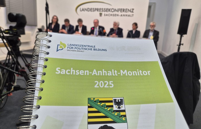 Foto des Sachsen-Anhalt-Monitors 2025 auf einer Landespressekonferenz.