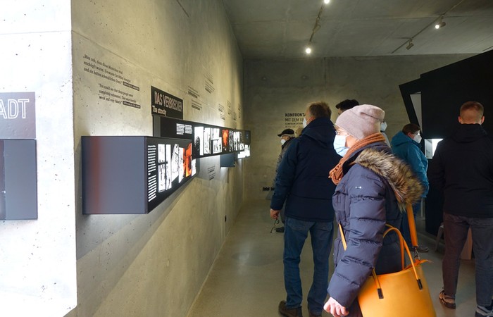 Interessierte besuchen Ausstellung zur Woche des Erinnerns und Gedenkens an die Befreiung von Ausschwitz