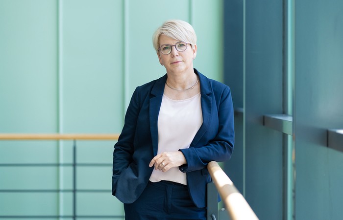 Foto der neuen Rektorin Prof. Dr. Susanne Borkowski an einem Geländer.