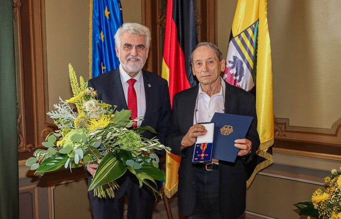 Wissenschaftsminister Prof. Dr. Armin Willingmann überreicht den Bundesverdienstorden an den Gründungsrektor der Hochschule Prof. Hans-Jürgen Kaschade.