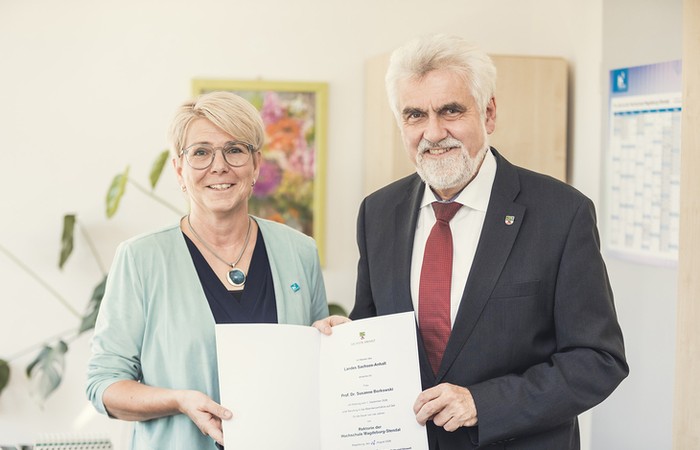 Foto von Rektorin Borkowski und Minister Minister Willingmann bei der Übergabe des Amtes.