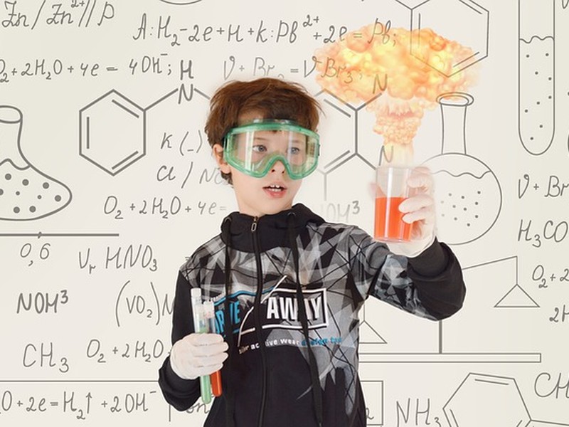 Junger Schüler bei einem naturwissenschaftlichen Experiment.