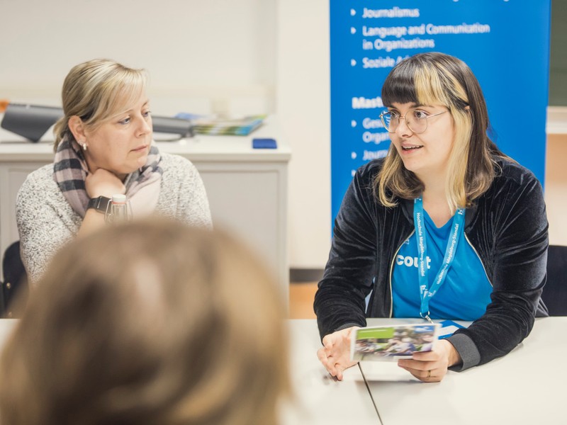 Vertreter der Hochschule während einer Beratung Interessierter.