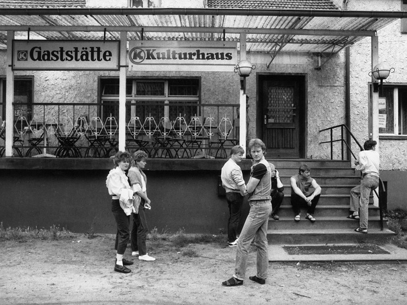 Altes Foto der Gaststätte Kulturhaus und Besuchern.