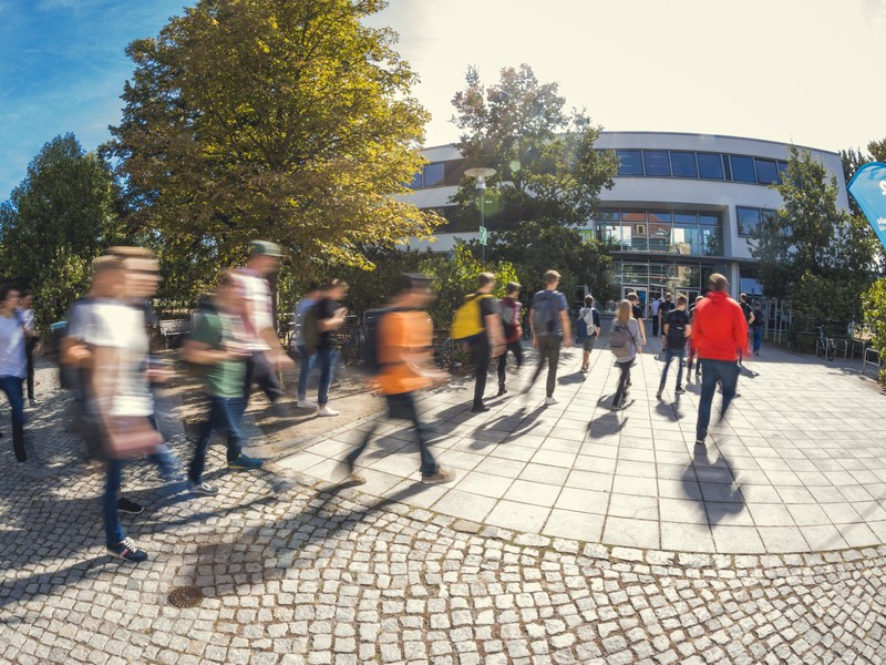Studierende auf dem Weg ins Hörsaalzentrum.