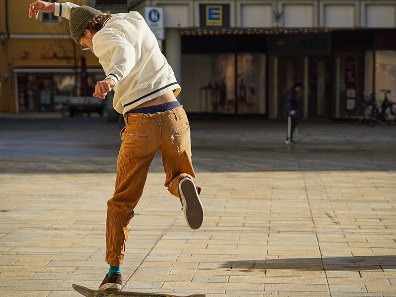 Eine Person beim Skateboard fahren.