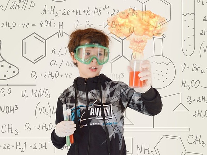 Junger Schüler bei einem naturwissenschaftlichen Experiment.