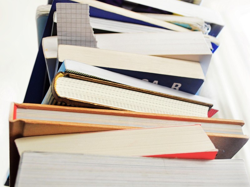 Nahaufnahme eines Bücherstapels.