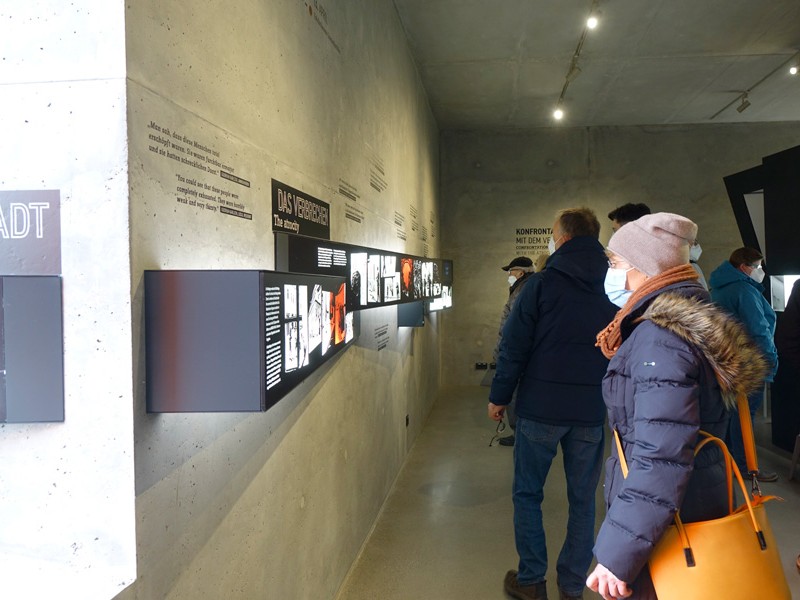Foto von der Ausstellung und dessen Besucher:innen.
