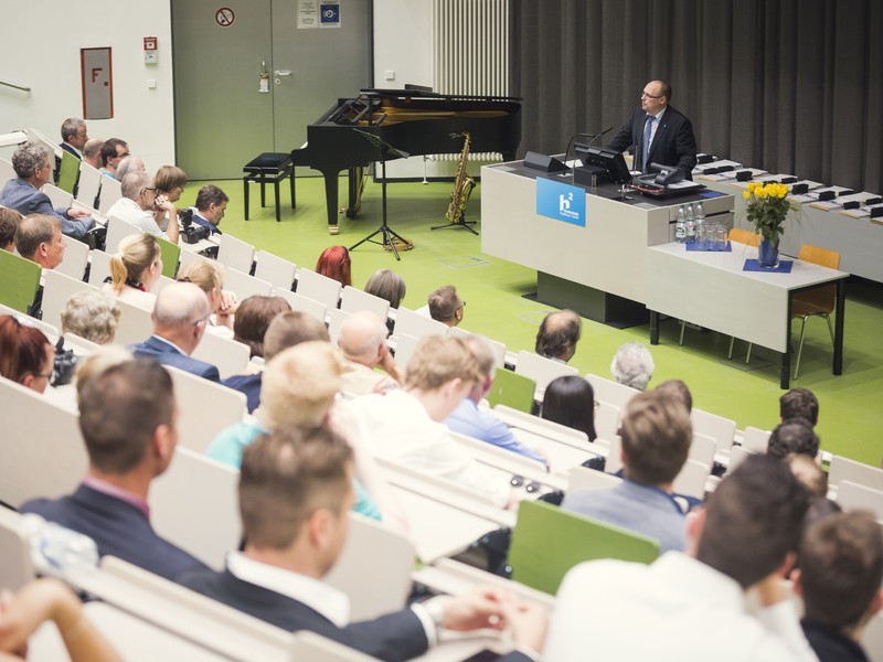 Absolvent:innen im Hörsaal bei einer Absolvent:innenfeier.