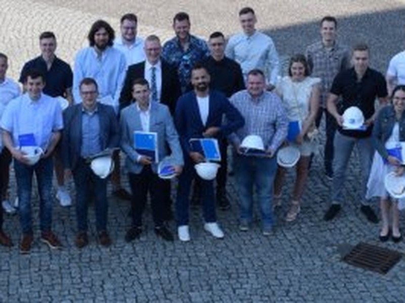 Gruppenfoto von Absolvent:innen bei der Absolvent:innenfeier.