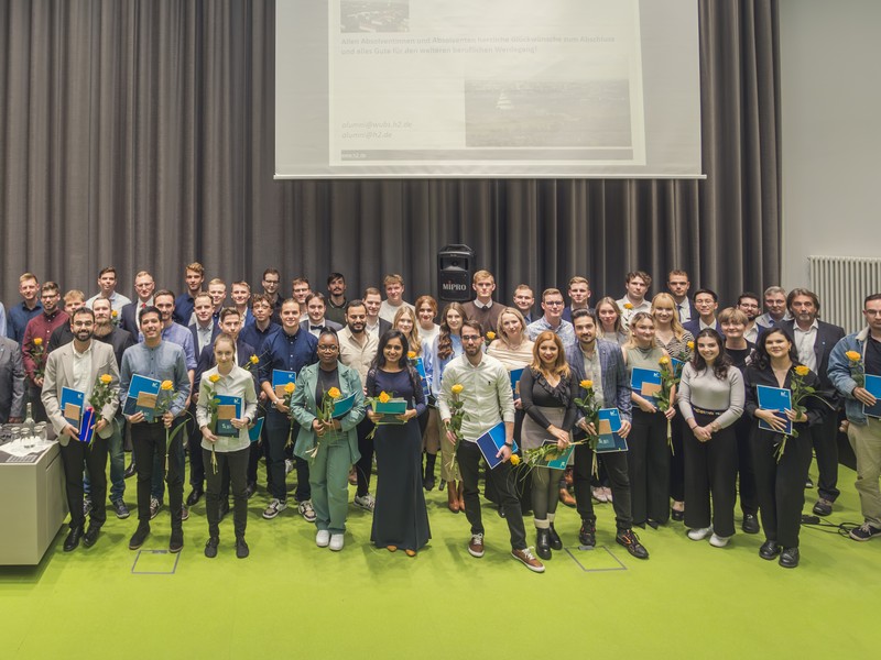 Gruppenfoto von Absolvent:innen bei der Absolvent:innenfeier.