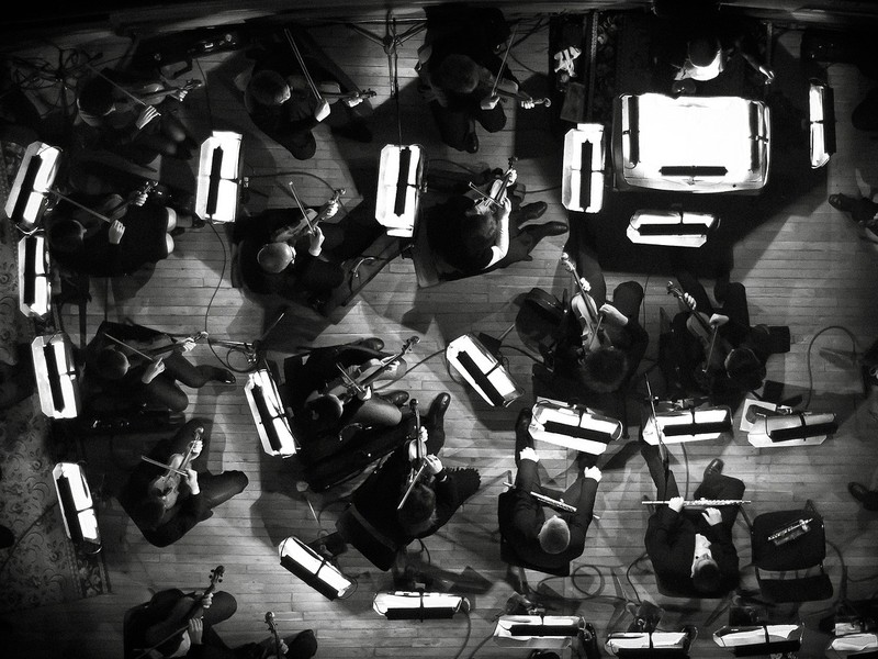 Top-Down Aufnahme eines Orchesters.