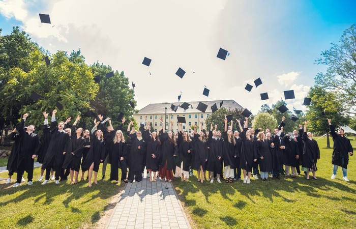 Zelebrierende Absolvent:innen bei der Absolvent:innenfeier.