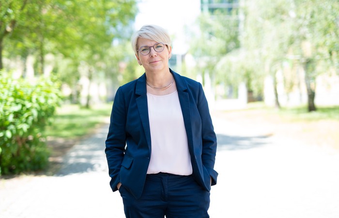 Foto der Absolvent:in und Prorektorin Susanne Borkowski.