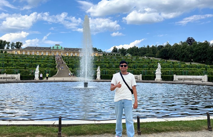 Foto des Absolventen Yuvaraj Suresh Kumar vor einem Brunnen.